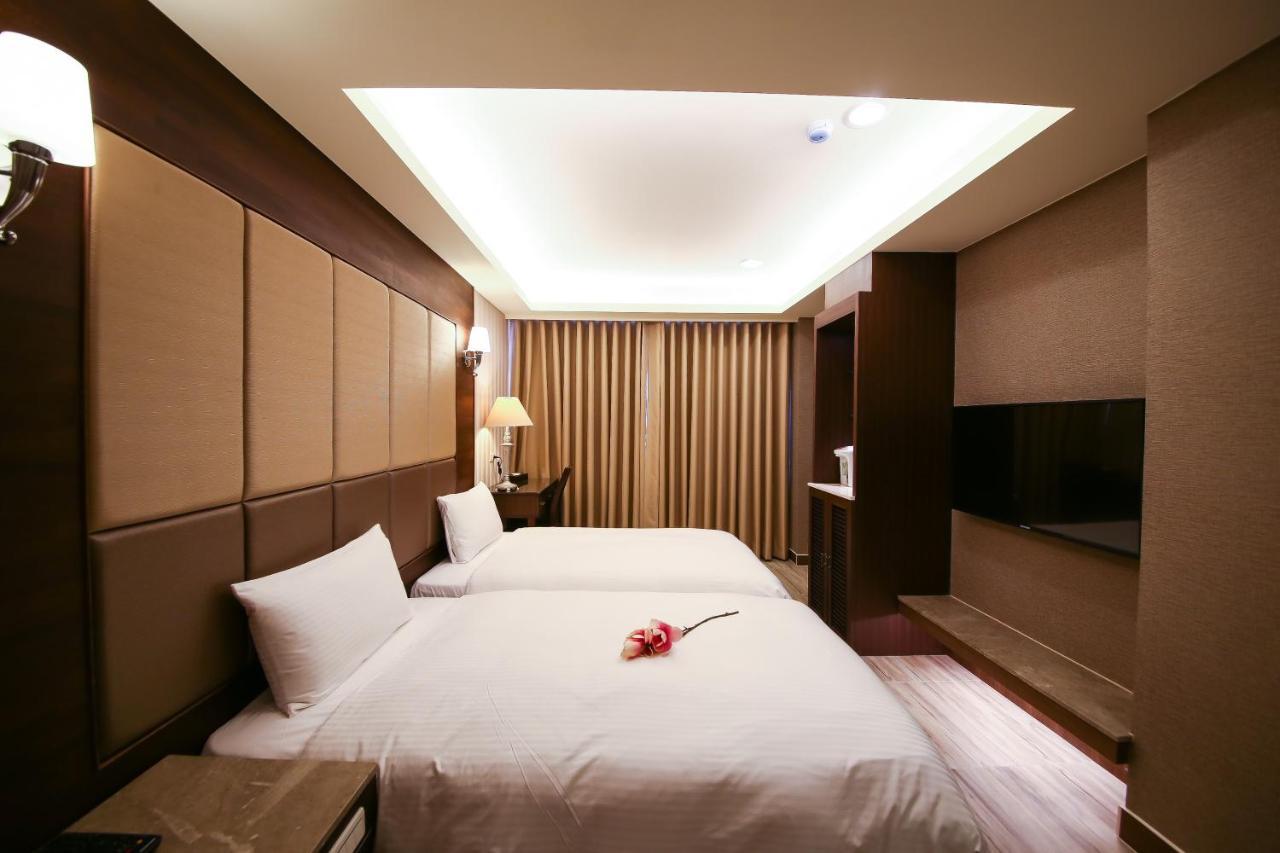 Maple Hotel Second Branch Đài Nam Ngoại thất bức ảnh