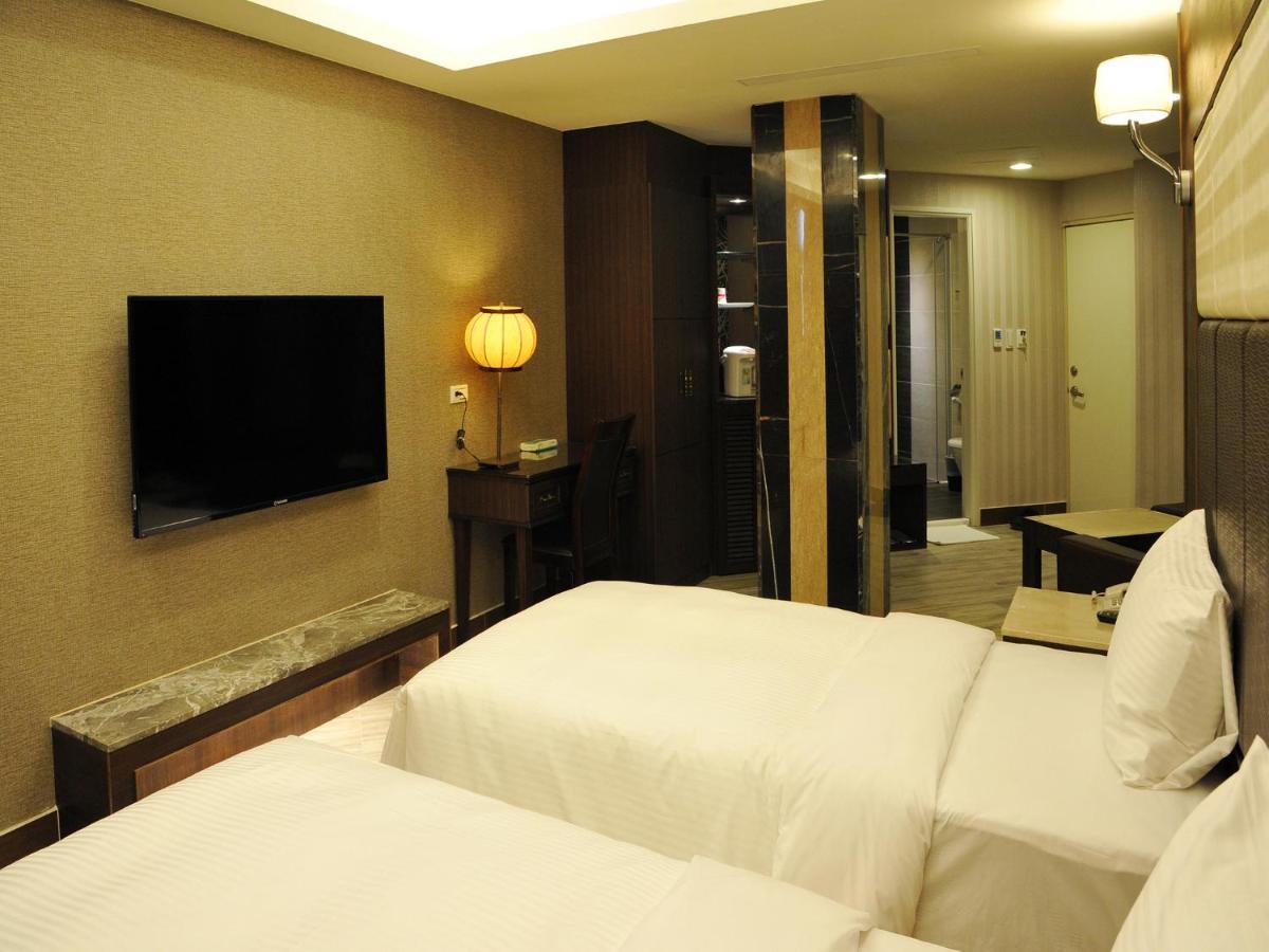 Maple Hotel Second Branch Đài Nam Ngoại thất bức ảnh