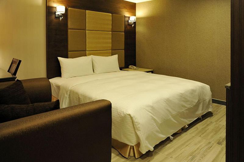 Maple Hotel Second Branch Đài Nam Ngoại thất bức ảnh